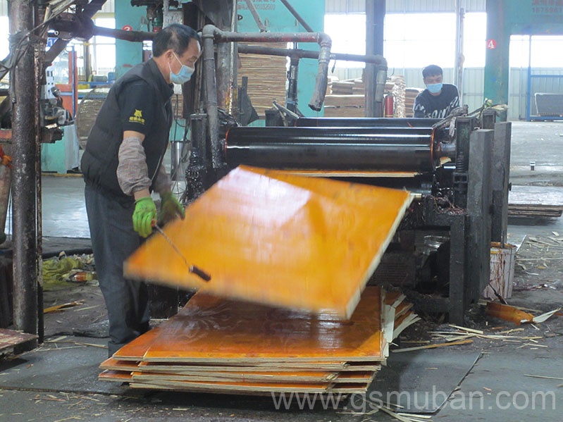 建筑紅木板批發哪個好?紅色模板如何選購